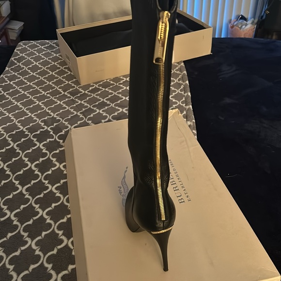 Burberry Heritage Grain Knee High Heel Boots - Picture 5 of 8